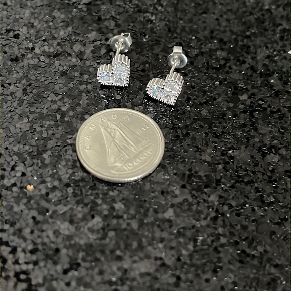 🩵 NWT Heart earrings never worn  silver tone with cubic zirconia - Picture 6 of 6